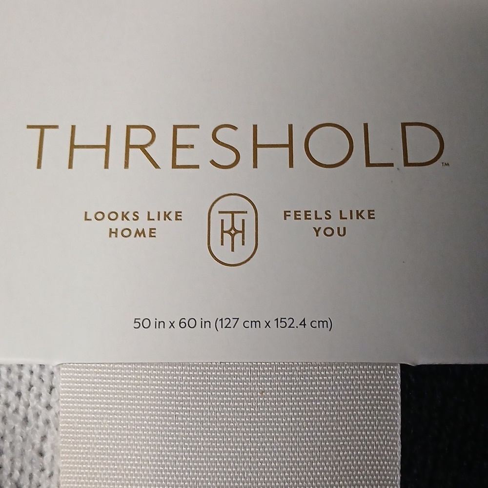 New Threshold Throw - Picture 2 of 7